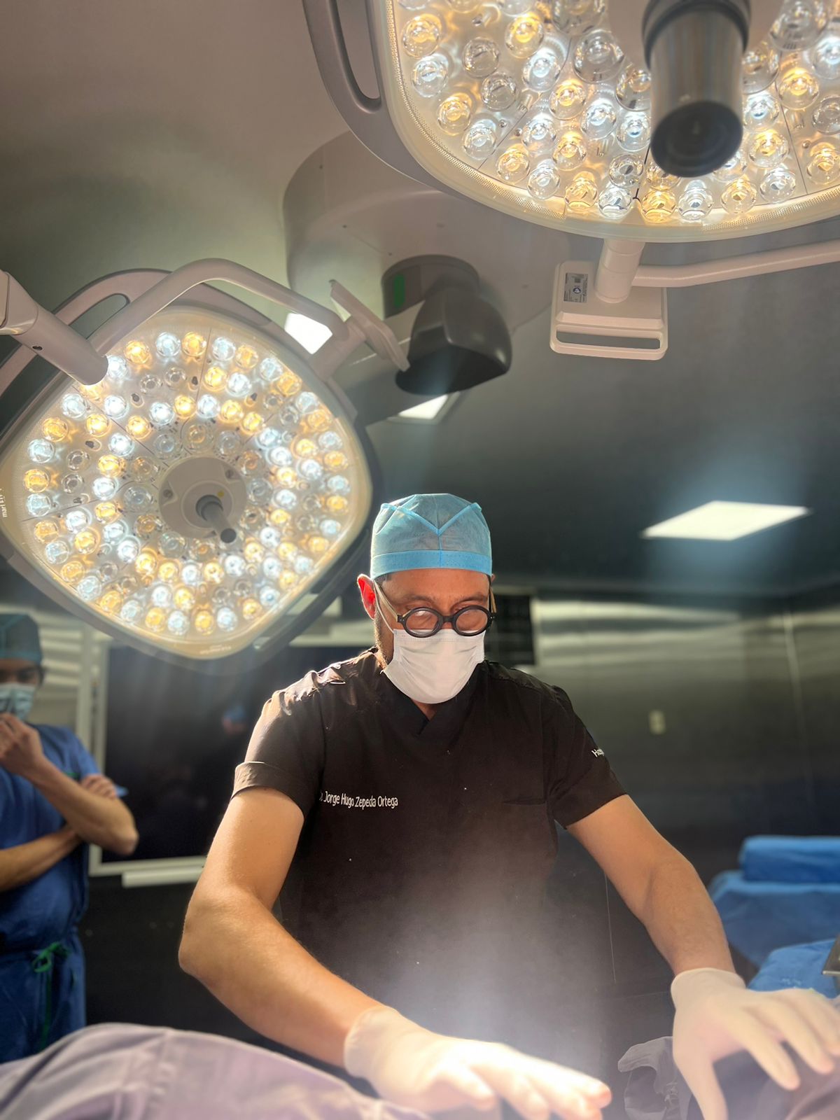 Dr. Jorge Hugo Zepeda Ortega operando en el quirófano central del Hospital Ángeles Morelia